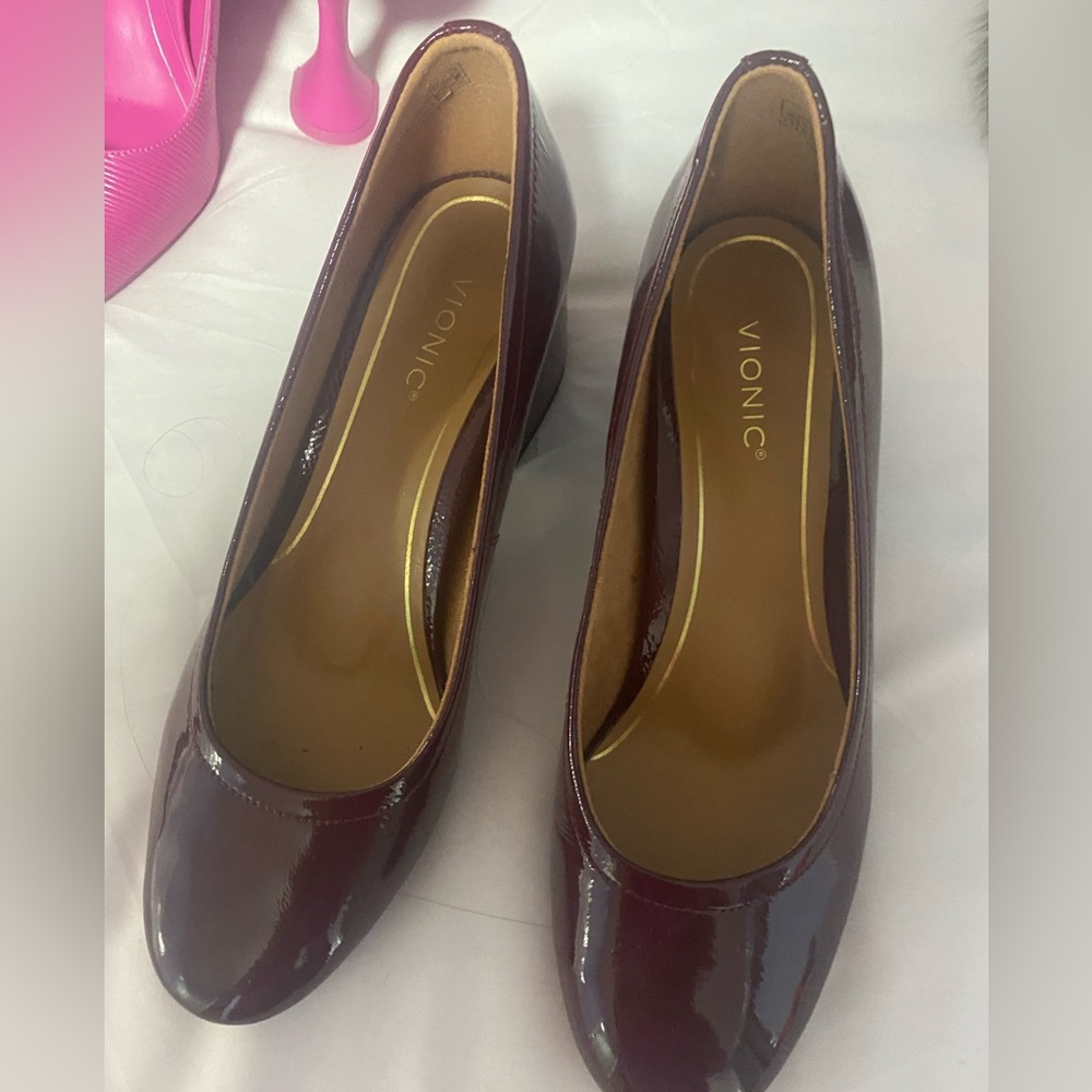 Red Vionic Carmen pumps size 8.5.